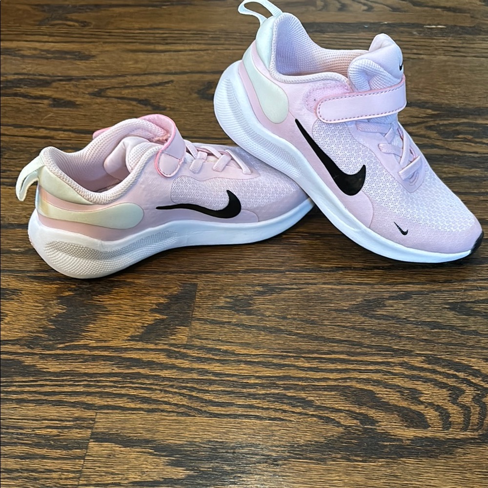 NWOT- Girls Nike Pink and Black Sneakers Modern Athletic Design. Size 13.5